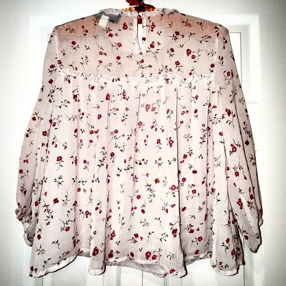 Blue Rain Floral Blouse Francesca’s- Cream and Pink floral. Size XS. VVGUC - Picture 2 of 9